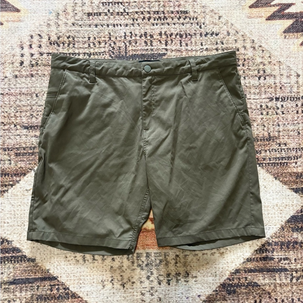 Men's True Green All Day Shorts 9” Inseam size 40